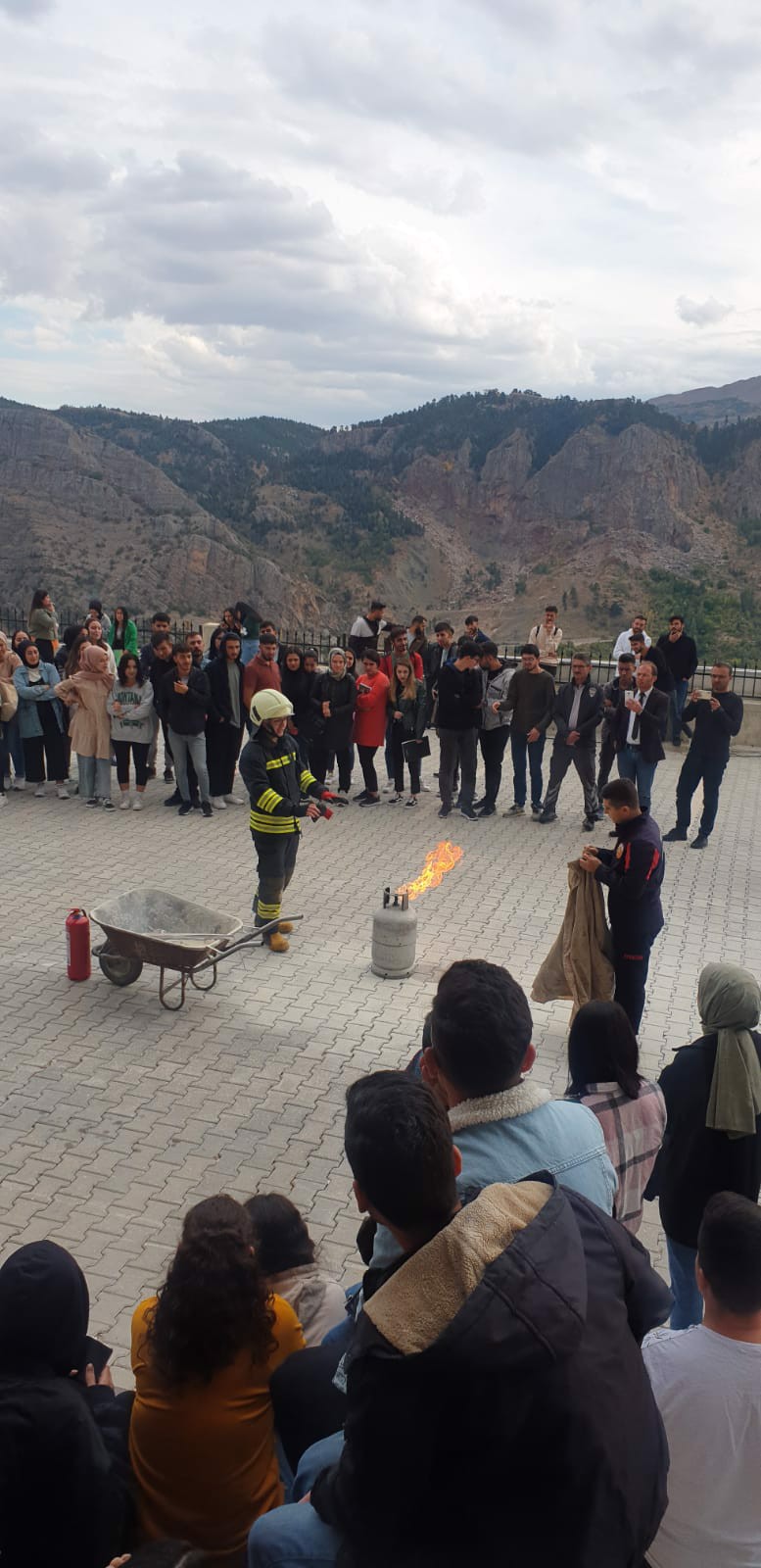 Meslek üksekokulumuzda yangın güvenliği eğitimi ve tatbikatı düzenlendi.